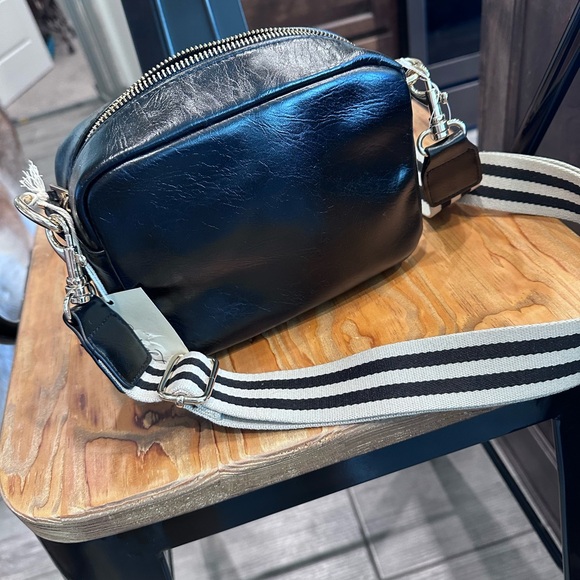 Universal Thread Black Crossbody Bag - Picture 4 of 8